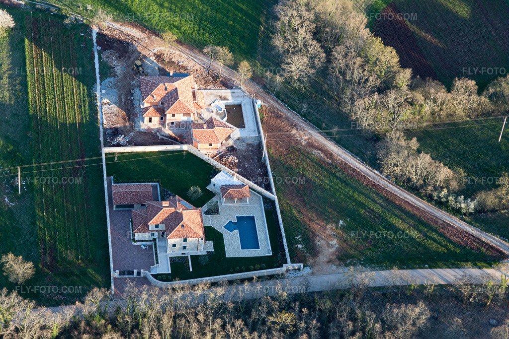 Aerial view: View of the town in Srbinjak in the state Gespanschaft Istrien, Croatia.Photo: IMG_106128.jpg taken on 04/13/2018 by Werner Riehm/FLY-FOTO.comResolution of the original: 5472 x 3648 px