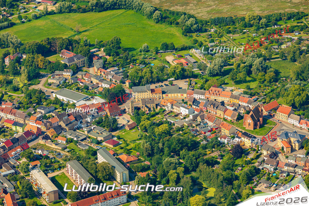 Stadt Brüel von Oben- Die Luftaufnahme wurde 2025 vom UL-Flugzeug heraus erstellt ( keine Drohnenaufnahme ) - Hochauflösende Luftaufnahme - für Wandbilder und großformatige Ausdrucke geeignet. Das besondere Geschenk!Hier alle&nbsp;Infos zur Lizenzierung der LuftaufnahmeWir fliegen auch dieses Jahr wieder in Ihre Region um Luftbilder zu erstellen.- Luftbild anfragen