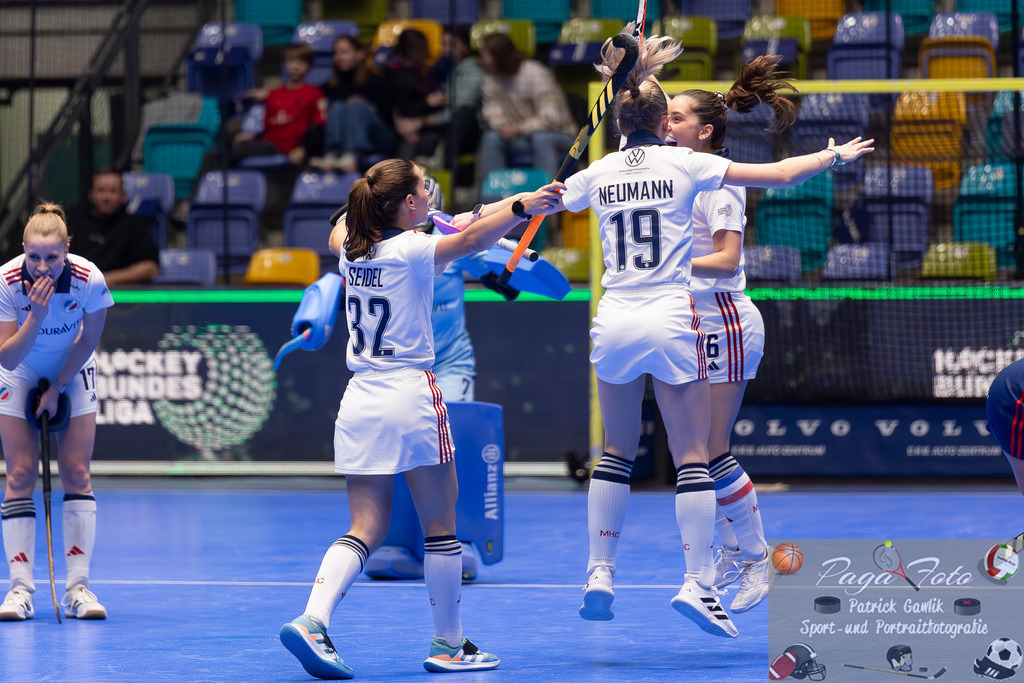 Volvo E.R.B. Final 4 Halbfinale Frauen: Mannheimer HC - Düsseldorfer HC, 25.01.2025 | Verena Neumann (Mannheimer HC #19) &amp; Carolin Seidel (Mannheimer HC #32) &amp; Fiona Felber (Mannheimer HC #6) &amp; Leonie Weissenberger / Weißenberger (Mannheimer HC #7) jubeln und feiern de nSieg im Halbfinale, Mannheimer HC - Düsseldorfer HC, Frankfurt, Süwag Arena, 25.1.2025 - Realisiert mit Pictrs.com