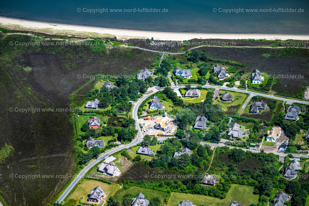 Sylt_Braderup_P_De_Hiir_ELS_1506210625 | WENNINGSTEDT-BRADERUP (SYLT) 21.06.2025 Siedlungsgebiet Einfamilien Ferienhäuser an der Meeres-Küste an der Straße Eske Wai, Üp de Hiir im Ortsteil Braderup in Wenningstedt-Braderup (Sylt) auf der Insel Sylt im Bundesland Schleswig-Holstein, Deutschland. // Settlement area single-family holiday homes on the sea coast on the street Eske Wai, Uep de Hiir in the district Braderup in Wenningstedt-Braderup (Sylt) on the island of Sylt in the federal state Schleswig-Holstein, Germany. Foto: Martin Elsen