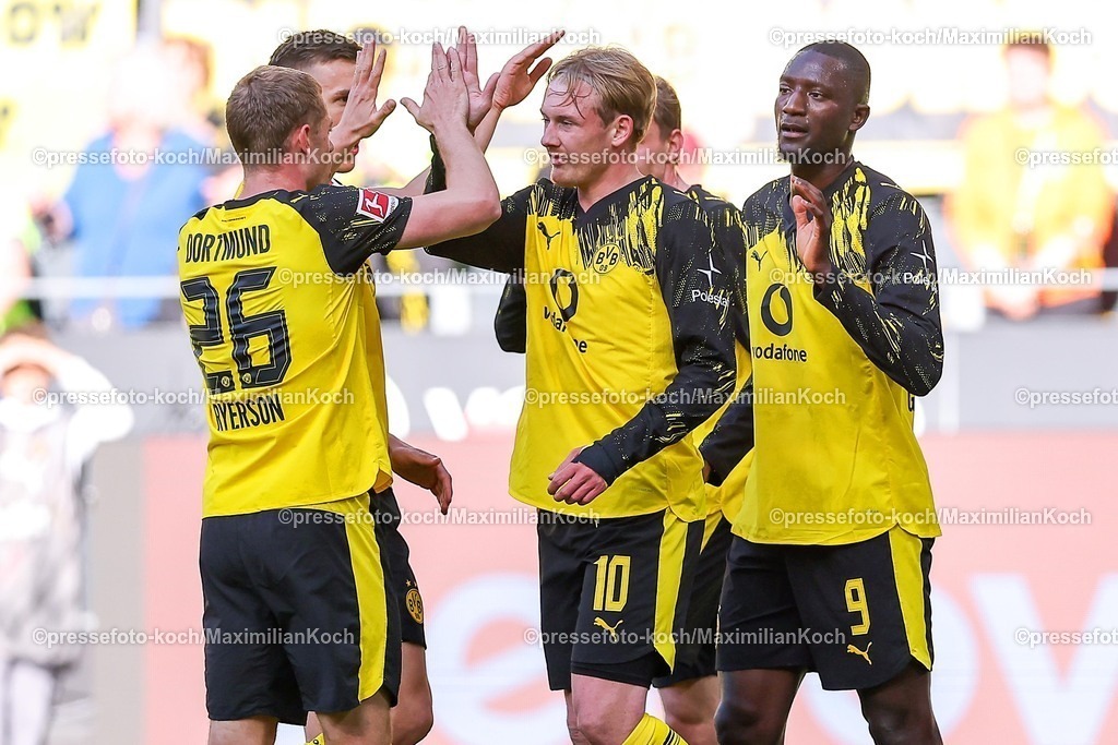 BVB26042601023 | 26.04.2026, Fußball, Borussia Dortmund - SC Freiburg, 1. Fußball Bundesliga, 31. Spieltag, Signal Iduna Park, Saison 2025 2026: Torjubel nach dem Tor zum 2:0 durch Torschütze Serhou Guirassy&nbsp;(BVB #09)  zusammen mit  Nico Schlotterbeck&nbsp;(BVB #04) Julian Ryerson&nbsp;(BVB #26) Julian Brandt&nbsp;(BVB #10)  DFB regulations prohibit any use of photographs as image sequences and or quasi-video.