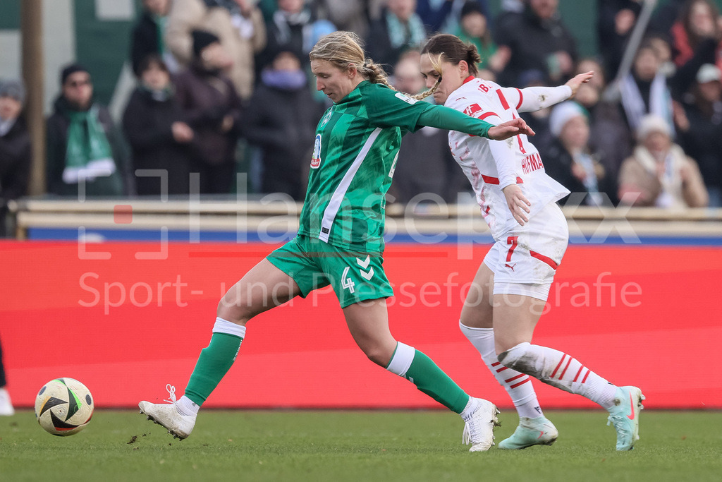 Fussball, Google Pixel Frauen-Bundesliga, SV Werder Bremen - RB Leipzig | v.li.: Kaylie Ronan (SV Werder Bremen, 4) und Giovanna Hoffmann (RB Leipzig, 7) im Zweikampf, Duell, Dynamik, Aktion, Action, Spielszene, DIE DFB-RICHTLINIEN UNTERSAGEN JEGLICHE NUTZUNG VON FOTOS ALS SEQUENZBILDER UND/ODER VIDEOÄHNLICHE FOTOSTRECKEN. DFB REGULATIONS PROHIBIT ANY USE OF PHOTOGRAPHS AS IMAGE SEQUENCES AND/OR QUASI-VIDEO.