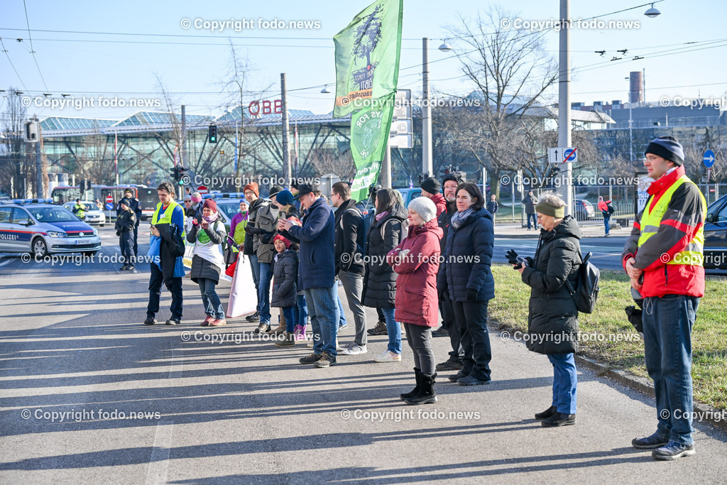 Demonstration gegen die Fertigstellung der A26 Westring_ 20.01.2024-4 | 20.01.2024, Linz, AUT, Demonstration, im Bild Teilnehmer der Demonstration gegen die Fertigstellung der A26 Westring, Autobahn, Verkehr, Verkehrswende, Klima, Klimawandel, Red Rebells, Trauermarsch, Aktivisten, Musik, Transparente, Tafeln, Schilder, Ansprache, Polizei, Polizeiauto, Absperrung, Wissensturm