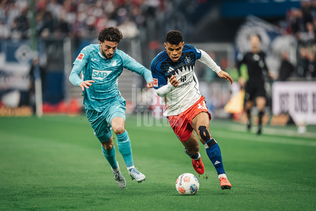 Fußball | Männer | Saison 2025/2026 | 1. Fußball-Bundesliga | 31. Spieltag | Hamburger SV vs. TSG Hoffenheim | 25.04.2026 | v.l. Leon Avdullahu (#7, TSG Hoffenheim) und Ransford-Yeboah Königsdörffer (#11, HSV)