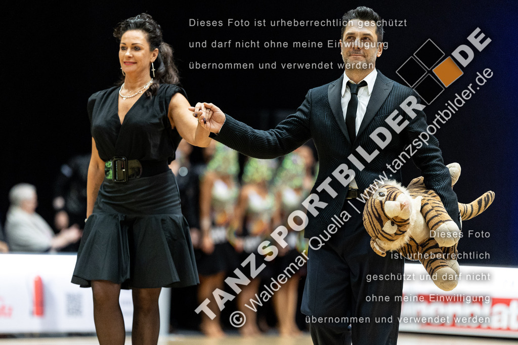 20240113-11931 | Hier finden Sie Tanz Bilder vom Latein und Standard Formationen tanzen. Sportbilder vom Tanzsport. Schöne Fotos und von Weltmeisterschaft, Europameisterschaft, Bundesliga, Regionalliga, Oberliga und Landesliga sowie von GOC Stuttgart, DanceComp, WM Bremen