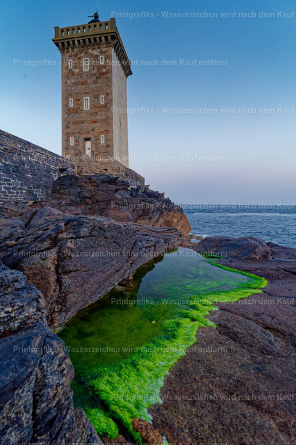 Leuchtturm und grünes Wasser in der Bretagne | Küstenaufnahme eines steinernen Leuchtturms an der bretonischen Felsküste. Das klare Meer, die markanten Felsen und das leuchtend grüne Wasser im Vordergrund verbinden maritime Ruhe mit natürlicher Küstenstruktur. - Realisiert mit Pictrs.com