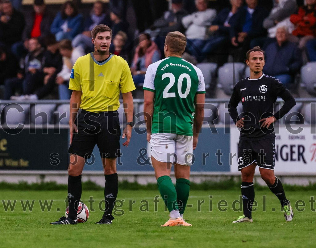 2023-08-09_103_FC_Schwaig_gegen_TuS_Geretsried | Deutschland, 09.08.2023:
Fußball, Landesliga Südost 2023 / 2024, 5. Spieltag, FC Schwaig gegen TuS Geretsried, Endergebnis: 4:1

Schiedsrichter Alexander Stadler, Belmin Idrizovic (TuS Geretsried, #20), Maximilian Hellinger (FC Schwaig, #23)

Foto: Christian Riedel / fotografie-riedel.net