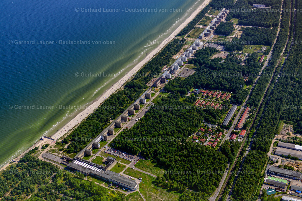 3637847 | BINZ 25.08.2016 Gebäudekomplex der ehemaligen Militär- Kaserne " Koloss von Prora " im Ortsteil Prora in Binz im Bundesland Mecklenburg-Vorpommern. Das KdF Bad Prora und die ehemalige Ferienanlage wird u.a. durch die Baltic Bau – Baltische Immobilienverwaltungs GmbH zu einer attraktiven Eigentumswohnanlage mit Ferienwohnungen am Strand der Ostsee umgebaut, modernisiert und saniert. // Building complex of the former military barracks " Koloss von Prora " in the district Prora in Binz in the state Mecklenburg - Western Pomerania. Foto: Gerhard Launer