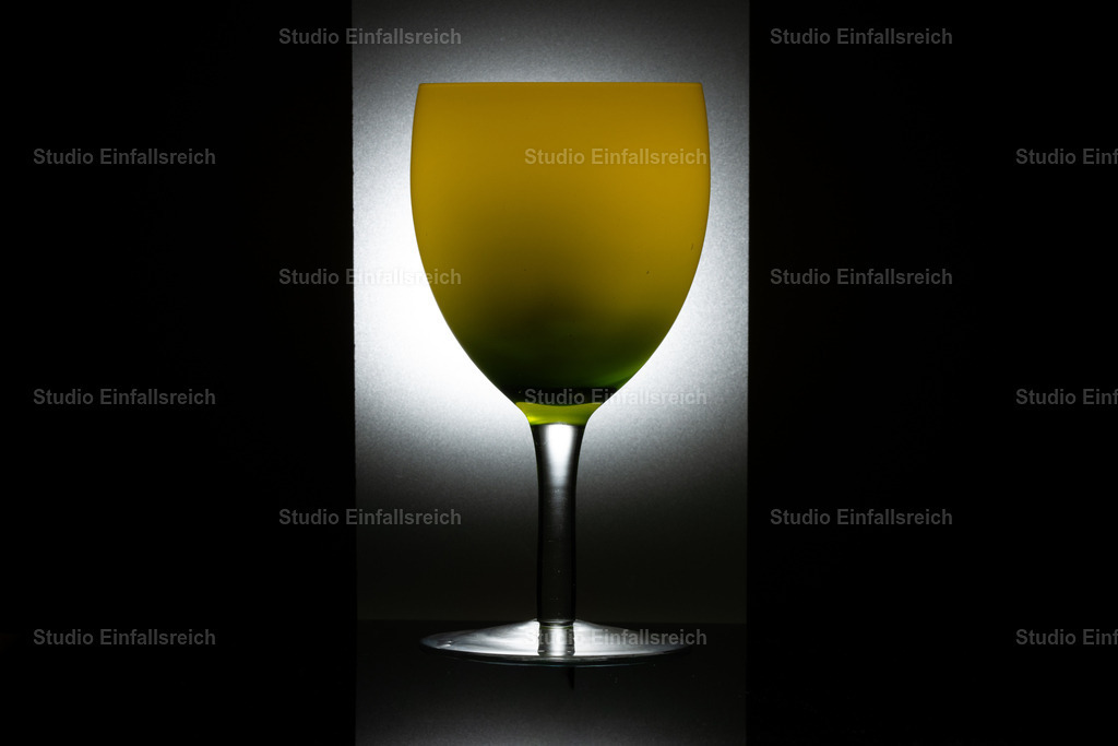 Farbrausch – Weinglas im Gegenlicht | Ein Glas leuchtet in Gelb und Grün gegen helles Gegenlicht – ein farbenfrohes Spiel aus Transparenz und Reflexion. Modern, lebendig und dennoch elegant. Ein Farbtupfer für Küche, Bar oder Essbereich. Als Fine-Art-Print und Wandbild in verschiedenen Größen erhältlich. - Realisiert mit Pictrs.com