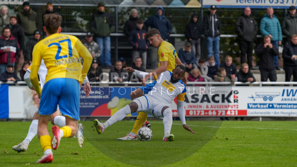 Fußball, Herren, Saison 2025/2026, Regionalliga Nordost, 11. Spieltag, FSV 63 Luckenwalde vs. FC Carl-Zeiss Jena, Samstag 05.10.2025, Werner-Seelenbinder-Stadion Luckenwalde, | Fußball, Herren, Saison 2025/2026, Regionalliga Nordost, 11. Spieltag, FSV 63 Luckenwalde vs. FC Carl-Zeiss Jena, Samstag 05.10.2025, Werner-Seelenbinder-Stadion Luckenwalde, Im Bild: Manasse Eshele (weiß, Jena) und Quentin Seidel (gelb, Luckenwalde) - Realisiert mit Pictrs.com