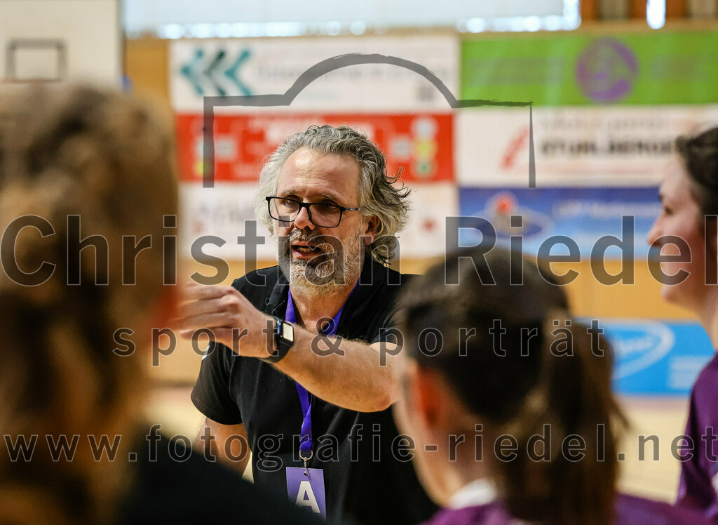 2024-02-24_052_SpVgg_Altenerding_gegen_SSG_Metten_Frauen | Erding, Deutschland, 24.02.2024:
Handball, Bezirksoberliga Frauen Altbayern 2023 / 2024, 15. Spieltag, SpVgg Altenerding gegen SSG Metten, Endergebnis: 32:28

Trainer Andreas Mittermeier (SpVgg Altenerding)

Foto: Christian Riedel / fotografie-riedel.net