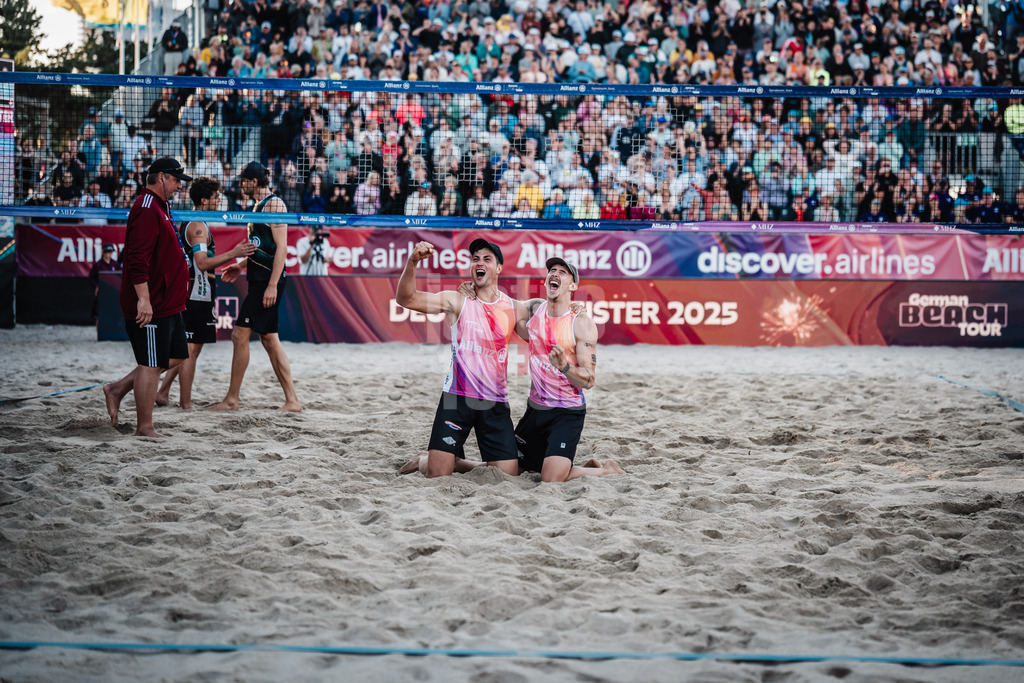 Beachvolleyball | Männer | Deutsche Meisterschaften 2025 Timmendorfer Strand | 07.09.2025 | v.l. Sven Winter und Lukas Pfretzschner gewinnen das Finale um die Deutsche Meisterschaft und jubeln