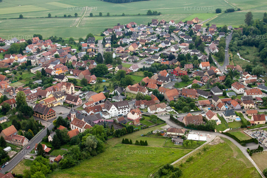 Vue aérienne: Vue du village à Dalhunden dans le département Bas Rhin, France. Photo: IMG_28821.jpg prise le 14/06/2010 par Werner Riehm/FLY-FOTO.eu – Résolution de l'original: 4752 x 3168 px