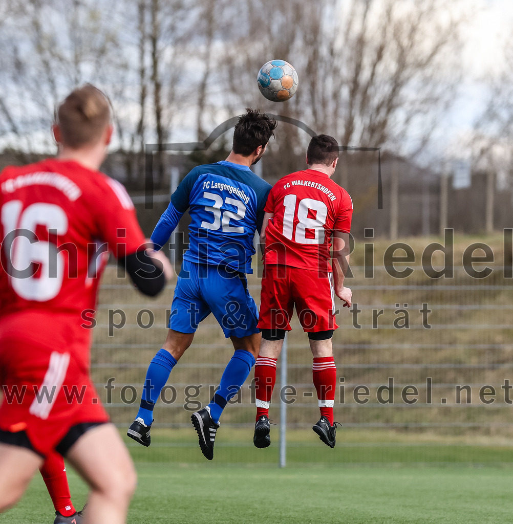 2024-02-24_035_FC_Langengeisling_gegen_FC_Walkertshofen | Erding, Deutschland, 24.02.2024:
Fußball, Bezirksliga Oberbayern Ost 2023 / 2024, Testspiel, FC Langengeisling gegen FC Walkertshofen, Endergebnis: 5:3

Kilian Stenzel (FC Langengeisling, #32), Thomas Resner (FC Walkertshofen, #18)

Foto: Christian Riedel / fotografie-riedel.net
