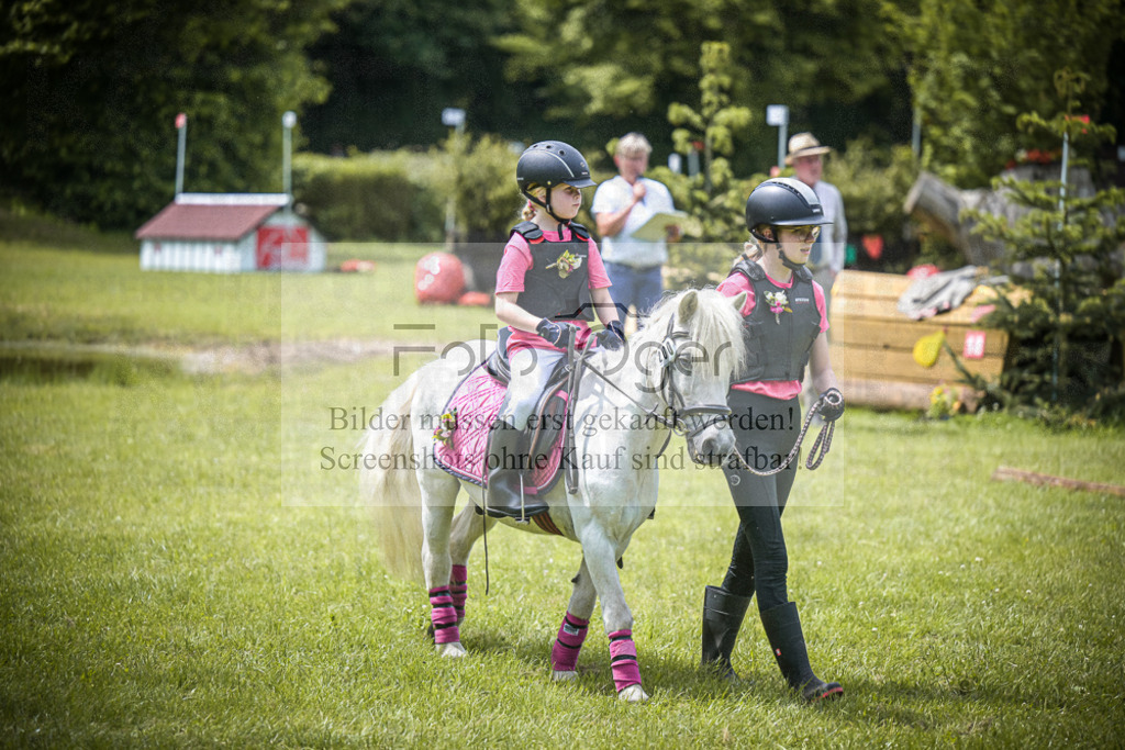 DOS_5157 | Entdecke hochwertige Reitturnierfotos von Foto Oger. Professionell, emotional und authentisch – jetzt Lieblingsmomente im Shop bestellen.Deutschlandweite Turnierfotografie. - Realisiert mit Pictrs.com