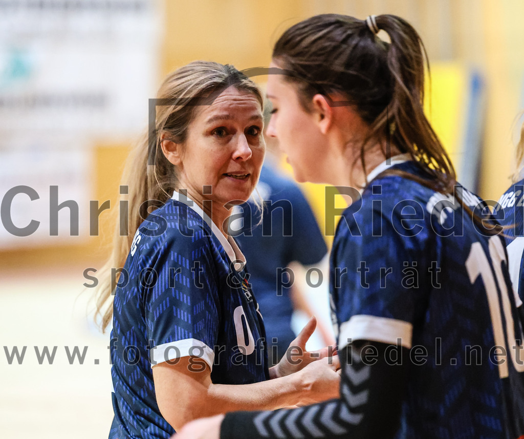 2024-02-03_055_SpVgg_Altenerding_gegen_SpVgg_Erdweg | Erding, Deutschland, 03.02.2024:
Handball, Bezirksoberliga Frauen Altbayern 2023 / 2024, 13. Spieltag, SpVgg Altenerding gegen SpVgg Erdweg, Endergebnis: 25:21

Trainer Corina Nefzger (SpVgg Erdweg), Christina Baumann (SpVgg Erdweg, #10)

Foto: Christian Riedel / fotografie-riedel.net