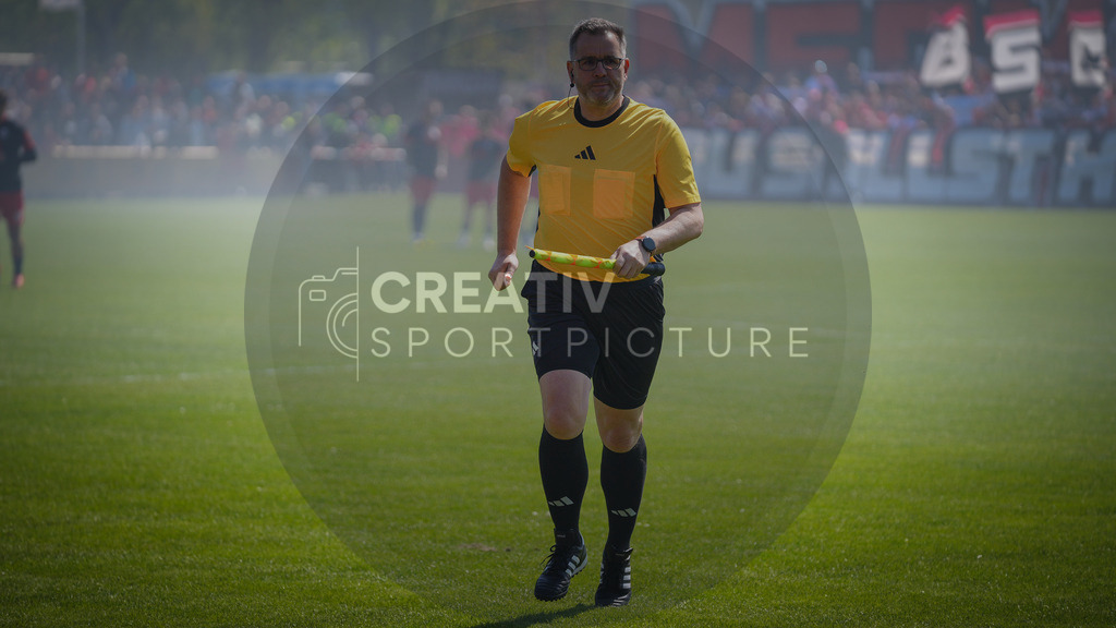 Fußball, Herren, Saison 2025/2026, Brandenburgliga, 23. Spieltag, Brandenburger SC Süd 05 vs. BSG Stahl Brandenburg, Samstag 25.04.2026, Werner-Seelenbinder-Sportplatz Brandenburg an der Havel | Fußball, Herren, Saison 2025/2026, Brandenburgliga, 23. Spieltag, Brandenburger SC Süd 05 vs. BSG Stahl Brandenburg, Samstag 25.04.2026, Werner-Seelenbinder-Sportplatz Brandenburg an der Havel, Im Bild: Schiedsrichter Assistent Carsten Fox - Realisiert mit Pictrs.com