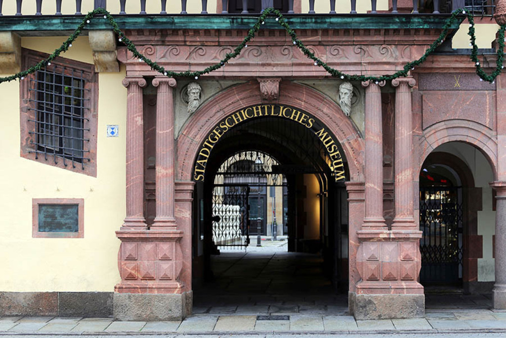Bildlexikon Leipzig - Altes Rathaus - Hauptportal - Markt mit Ionischen Säulen | Das Team hinter BILDLEXIKON LEIPZIG bündelt historische wie aktuelle Informationen über die Stadt Leipzig in Text und Bild auf einer Plattform und stellt diese der interessierten Öffentlichkeit zur Verfügung.