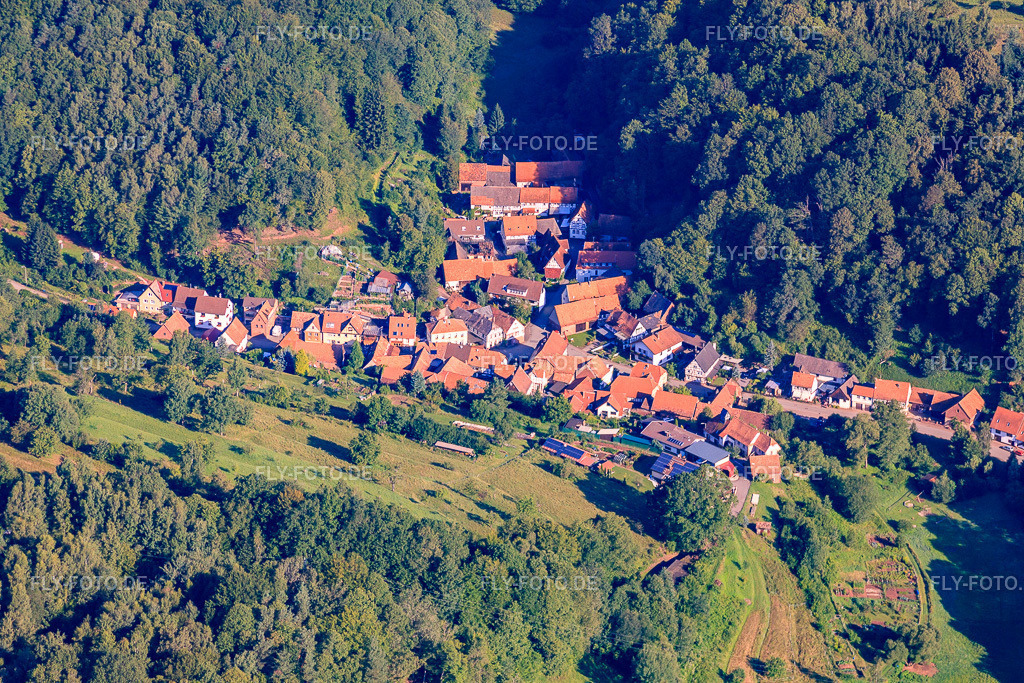Dorf im Pfälzerwald von Süden | Luftbild: Dorf im Pfälzerwald von Süden in Oberschlettenbach im Bundesland Rheinland-Pfalz in Deutschland. Foto: IMG_31006.jpg vom 07.08.2010 durch Werner Riehm/FLY-FOTO.de - Realisiert mit Pictrs.com