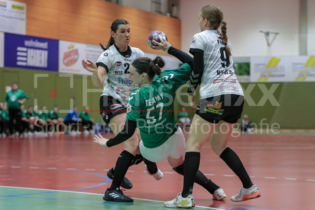 Handball, 2. Bundesliga Frauen, SV Werder Bremen - HL Buchholz 08-Rosengarten | v.li.: Hanne Nilsen Morlandsto (HL Buchholz 08-Rosengarten, 23), Alina Defayay (SV Werder Bremen, 57) und Marthe Nicolai (HL Buchholz 08-Rosengarten, 9) im Zweikampf, Duell, Spielszene, Aktion, Action