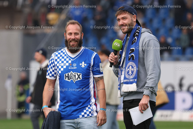 28.10.2024 xJFAx SVDAvsULM_2512 Kopie | 2024.10.28 xJFAx 2.Bundesliga  SV Darmstadt 98 - SSV Ulm 1846 v.l.,  Aufstiegshelden von 2014/15, Marco Toni Sailer und Stadionsprecher Colin Mahnke(DFL/DFB REGULATIONS PROHIBIT ANY USE OF PHOTOGRAPHS as IMAGE SEQUENCES and/or QUASI-VIDEO) - Realisiert mit Pictrs.com