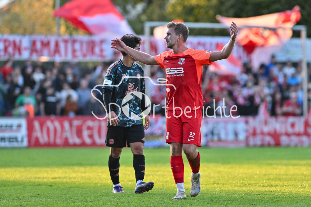 SpVgg Hankofen-Hailing - FC Bayern Amateure | Im Bild Doppeltorschuetze Tobias LERMER (Spvgg #22) / heitzt die Zuschauer nochmal an / Regionalliga Bayern: SpVgg Hankofen-Hailing - FC Bayern München II, Maierhofer-Bau Stadion am 20.09.2024