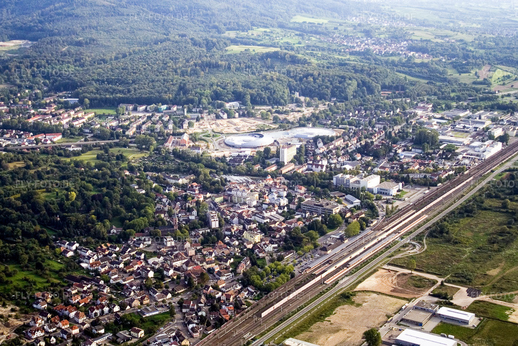 Luftbild: Bahnhof Baden-Baden im Ortsteil Oos in Baden-Baden im Bundesland Baden-Württemberg in Deutschland. Foto: IMG_3874.jpg vom 10.09.2006 durch Werner Riehm/FLY-FOTO.de