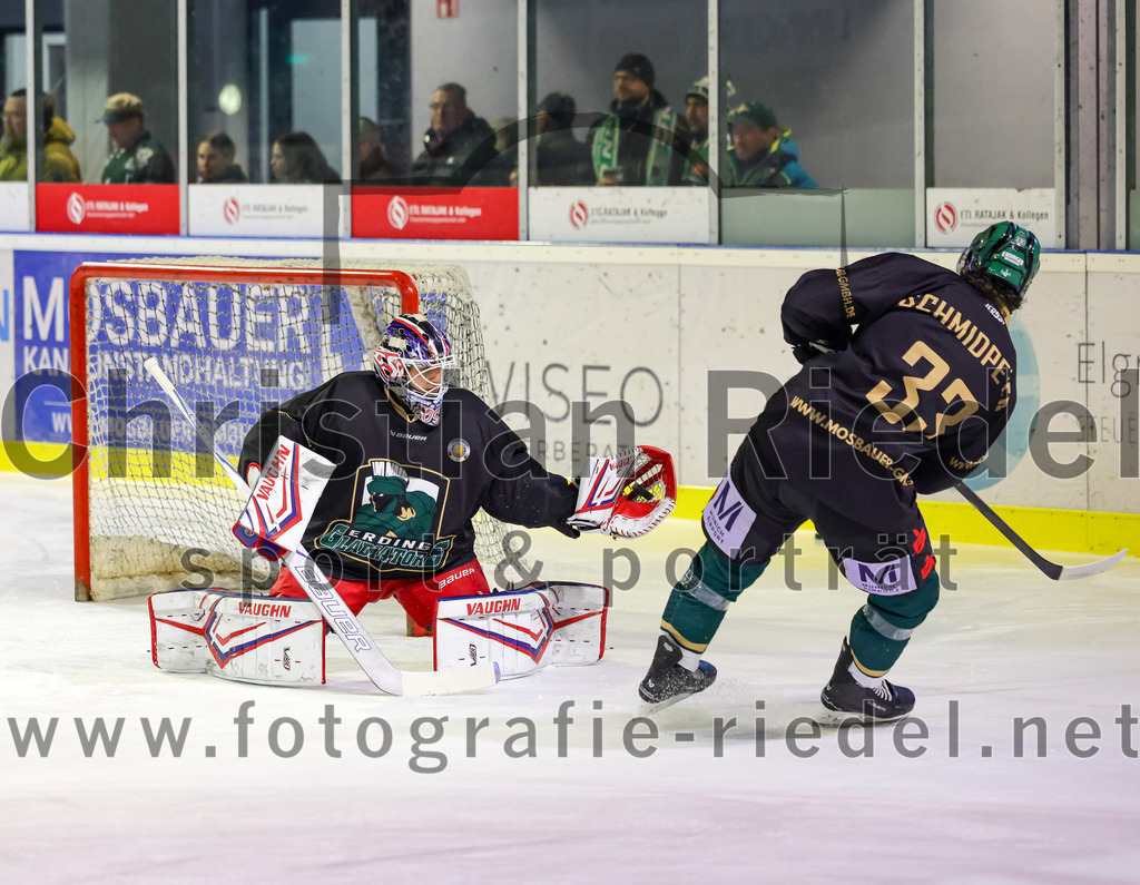 2026-02-20_012_TSV_Erding_gegen_Deggendorfer_SC | Erding, Deutschland, 20.02.2026:Eishockey, Oberliga Süd 2025 / 2026, 49. Spieltag, TSV Erding gegen Deggendorfer SC, Endergebnis: 4:1Torwart Raphael Fössinger (Erding Gladiators, #60), Marc Schmidpeter (Erding Gladiators, #33)Foto: Christian Riedel / fotografie-riedel.net