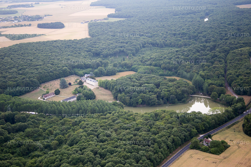 Aerial view: Castle complex of the castle in Autreche in Montreuil-en-Touraine in the state Indre et Loire, France. – Photo: IMG_082282.jpg taken on 06/20/2015 by Werner Riehm/FLY-FOTO.com – Resolution of the original: 5472 x 3648 px