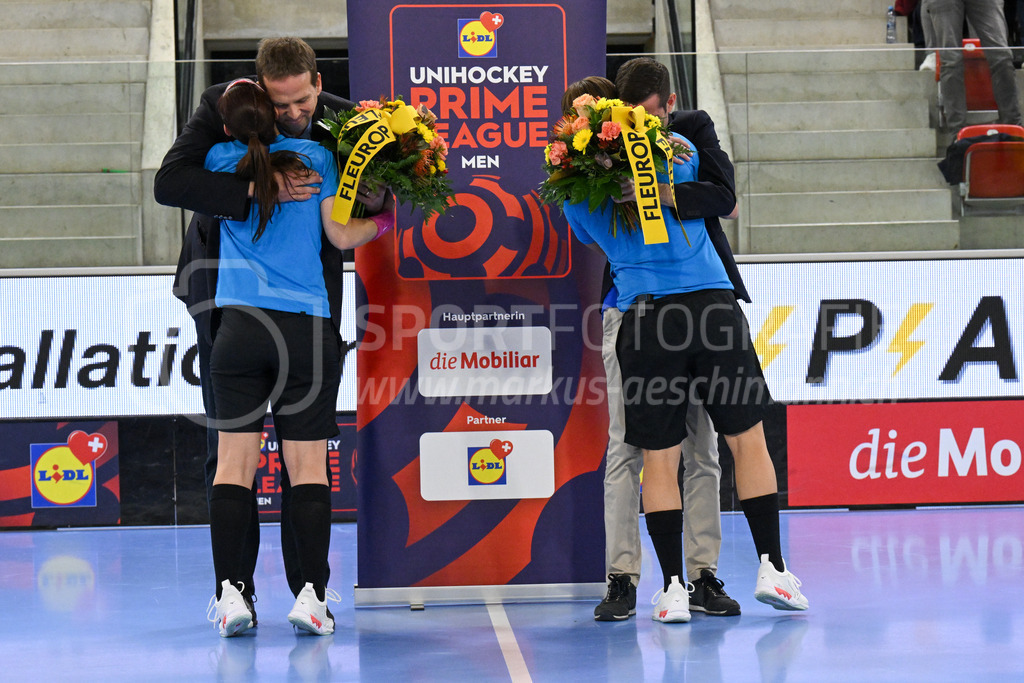 HC Rychenberg vs Floorball Köniz - 18. Dezember 2022 | HC Rychenberg vs Floorball Köniz
AXA Arena, Winterthur
Verabschiedung der Schiedsrichterinnen Sandra Zurbuchen und Corina Wehinger.
Bild: Sportfotografie Markus Aeschimann | www.markus-aeschimann.ch - Realisiert mit Pictrs.com
