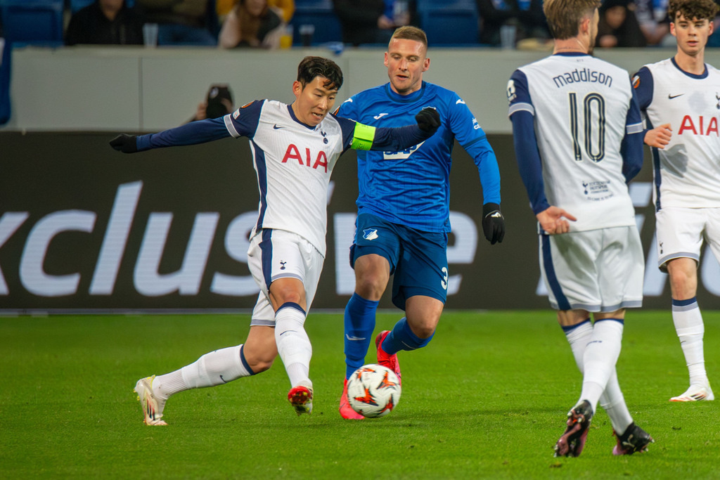 Fußball UEFA Europa League, Saison 2024/25, 7. Spieltag: TSG Hoffenheim gegen Tottenham Hotspur. Am Ball: Heung-Min Son (7, Tottenham) | Fußball UEFA Europa League, Saison 2024/25, 7. Spieltag: TSG Hoffenheim gegen Tottenham Hotspur. Am Ball: Heung-Min Son (7, Tottenham) - Realisiert mit Pictrs.com