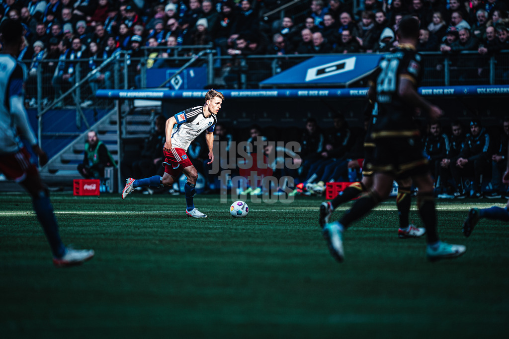 Fußball | Männer | Saison 2023/2024 | 2. Fußball-Bundesliga | 19. Spieltag | Hamburger SV vs. Karlsruher SC | 28.01.2024 | Miro Muheim (#28, HSV) mit dem Ball