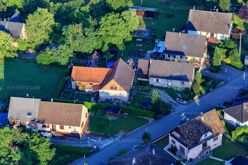 Aerial view: Rue du Moulin in Scheibenhard in the state Bas-Rhin, France. – Photo: IMG_082890.jpg taken on 06/26/2015 by Werner Riehm/FLY-FOTO.com – Resolution of the original: 5472 x 3648 px
