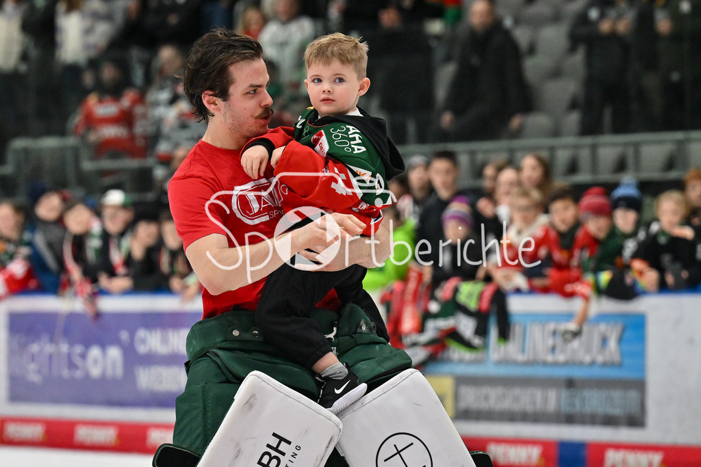 Augsburger Panther - Düsseldorfer EG | Die Panther feiern mit den Fans den Heimsieg gegen Duesseldorf / Jubel / Sieg / Freude / Happy / DEL: Augsburger Panther - Düsseldorfer EG, Curt Frenzel Stadion am 13.12.2024 / Strauss MANN (Augsburger Panther #38)