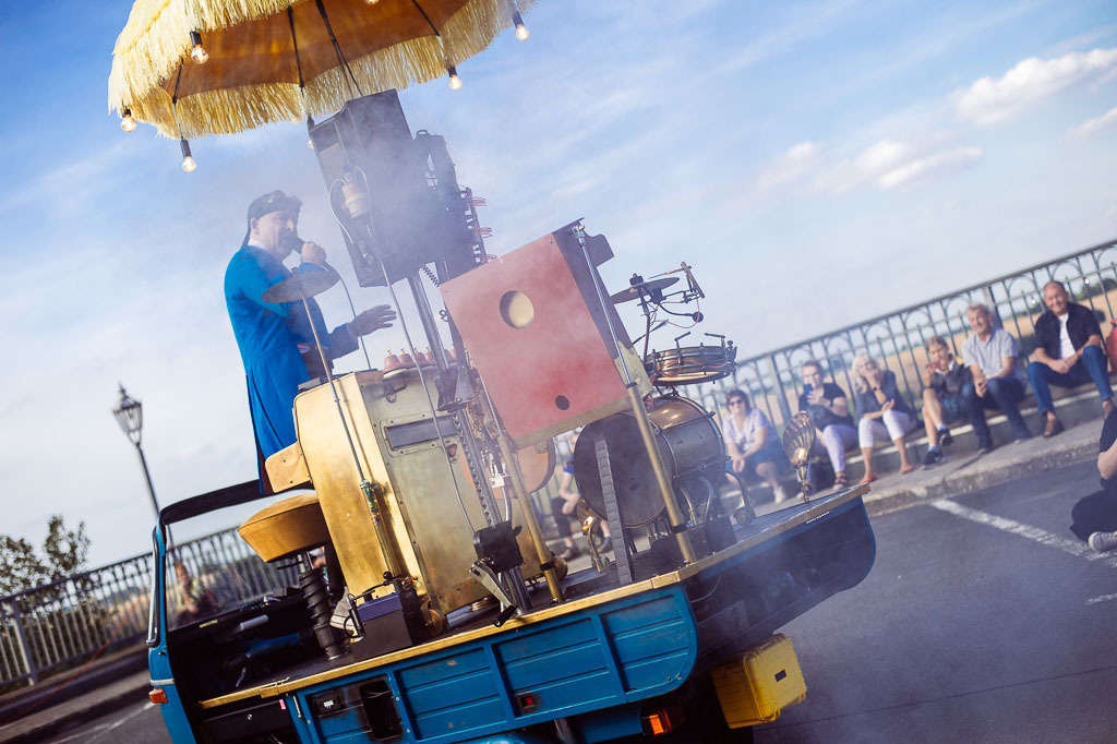 Universal Druckluft Orchester | Das Universal Druckluft Orchester mit Peter Till am Forte Belvedere Leisnig zum Festival Hallo Leisnig 2022. - Realisiert mit Pictrs.com