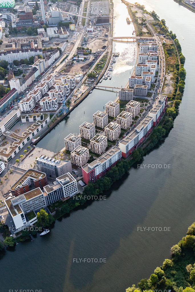 Wohngebiet der Mehrfamilienhaussiedlung auf der ABG Hafeninsel am Ufer des Main am Main | Luftbild: Wohngebiet der Mehrfamilienhaussiedlung auf der ABG Hafeninsel am Ufer des Main am Main im Ortsteil Kaiserlei in Offenbach im Bundesland Hessen in Deutschland. Foto: IMG_117593.jpg vom 10.09.2019 durch Werner Riehm/FLY-FOTO.de - Realisiert mit Pictrs.com