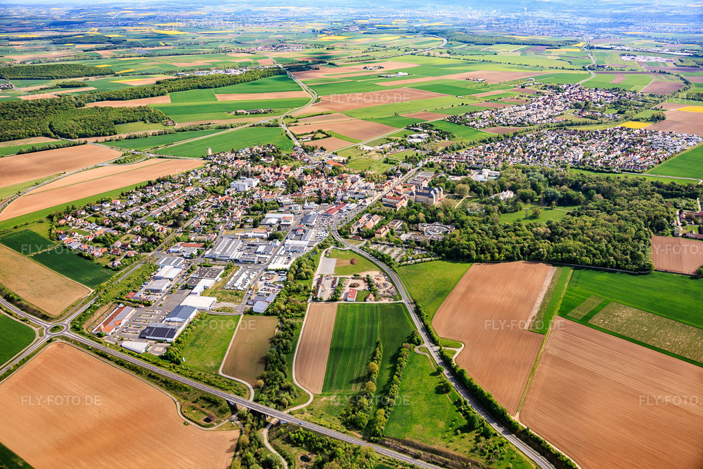 Luftbild: Ortsansicht von Südwesten in Werneck im Bundesland Bayern in Deutschland.Foto: IMG_156140.jpg vom 03.05.2026 durch Werner Riehm/FLY-FOTO.deAuflösung des Originals: 6000 x 4000 px