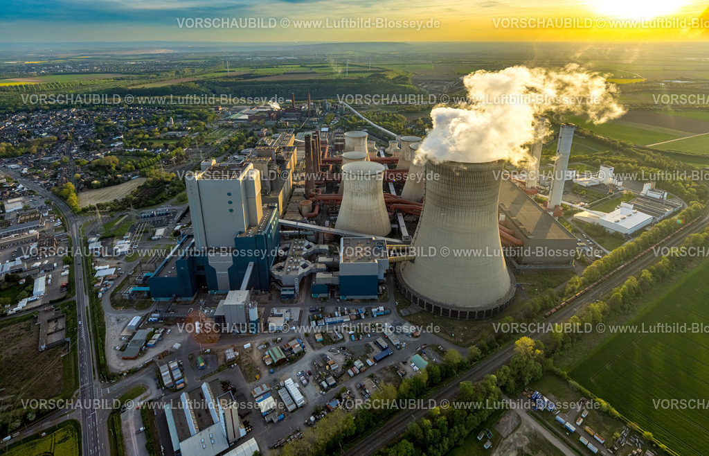 Bergheim240403886RWE-KraftwerkNiederaussem | Luftbild, BraunkohlenKraftwerk Niederaußem, Kraftwerksstandort der RWE Power AG, Kühltürme und Rauchwolken, Fernsicht, Bergheim, Rheinland, Nordrhein-Westfalen, Deutschland