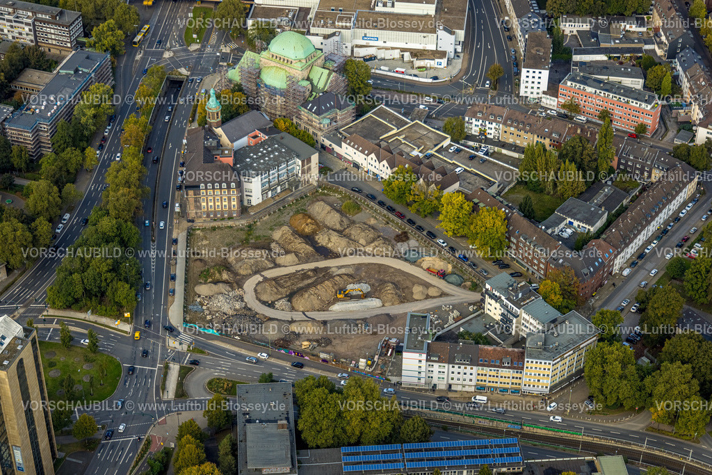 Essen241001561 | Luftbild, Baustelle Verwaltungscampus Steeler Tor, Andachtsstätte Alte Synagoge Kulturzentrum zur jüdischen Geschichte, Gebäude mit Dachsanierung und Fassadensanierung, Edmund-Körner-Platz, Friedenskirche und kath. Stadthaus, Stadtkern, Essen, Ruhrgebiet, Nordrhein-Westfalen, Deutschland