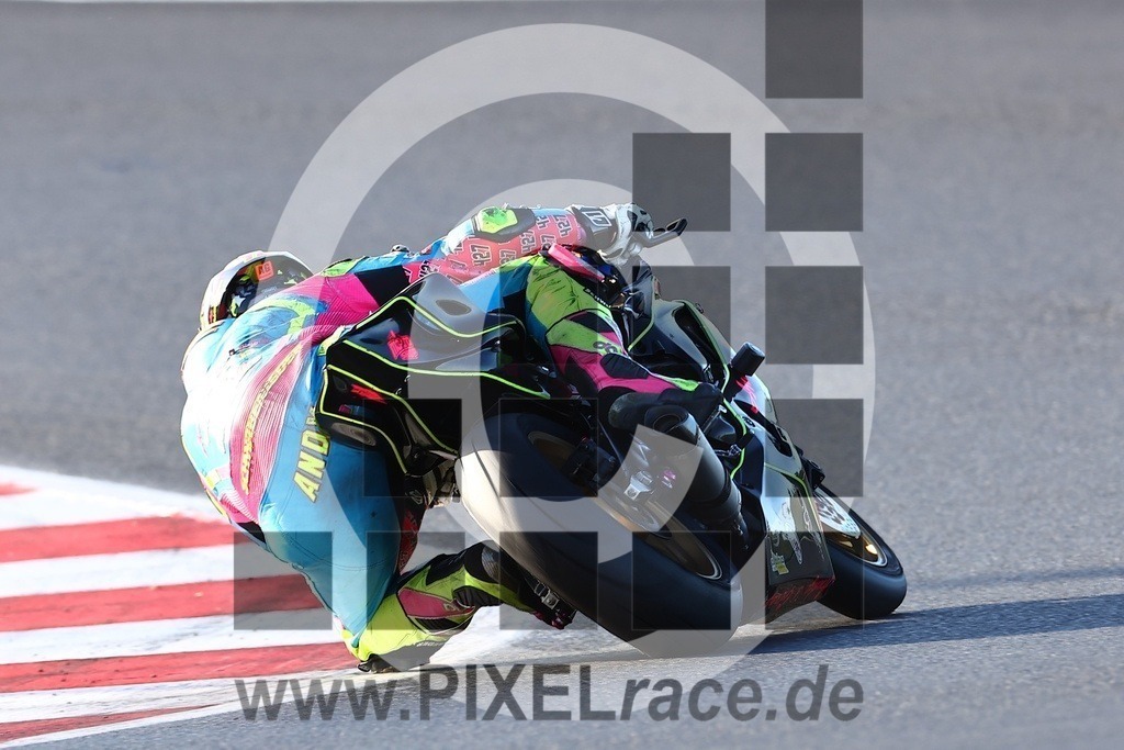 top-20240928_07838 | Schöne Erinnerungen an spannende Momente - das festzuhalten ist unser Job. PIXELrace.de ist seit 2003 auf den Rennstrecken Europas unterwegs um die Action draußen beim Fahren und die wunderbare Stimmung imm Fahrerlager für euch einzufangen.