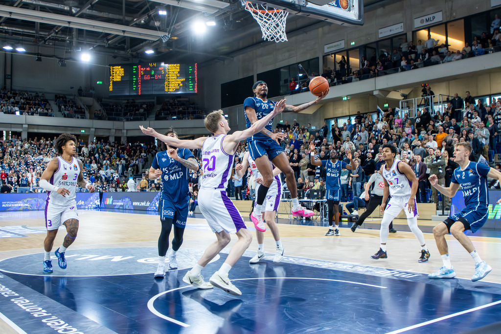 easy Credit BBL, Basketball Bundesliga, Saison 2024/25: MLP Academics Heidelberg gegen BG Göttingen***Michael Weathers (20, Heidelberg) auf dem Weg zum Korb | easy Credit BBL, Basketball Bundesliga, Saison 2024/25: MLP Academics Heidelberg gegen BG Göttingen***Michael Weathers (20, Heidelberg) auf dem Weg zum Korb - Realisiert mit Pictrs.com