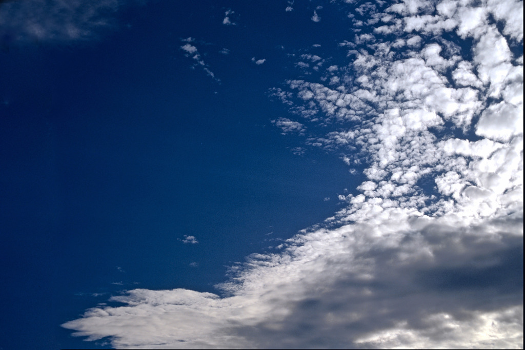 WolkenWort 42_closing in | Wolkenwort # 42
Wolkenwand zieht am Himmel auf. 
Fotoausstellung WOLKENWORTE, Oberbank Salzburg, Alter Markt 4, 30.5.-30.6.2006. Eine veranstaltung der Europagesellschaft, Salzburg