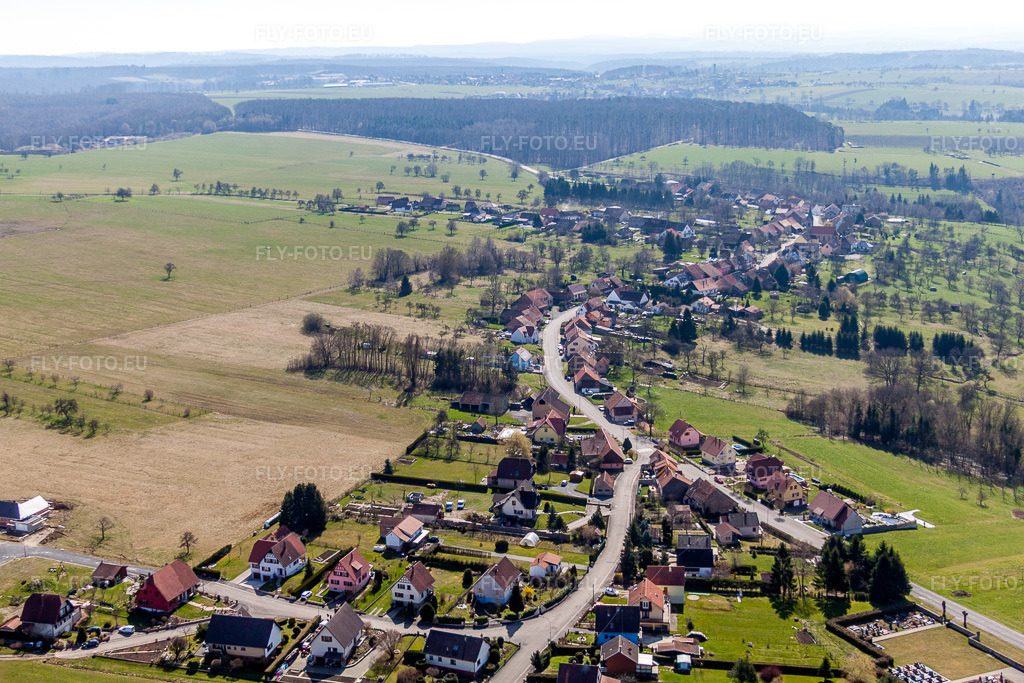 Vue aérienne: Champs agricoles et terres arables à Struth dans le département Bas Rhin, France. Photo: IMG_38495.jpg prise le 20/03/2011 par Werner Riehm/FLY-FOTO.eu – Résolution de l'original: 4752 x 3168 px
