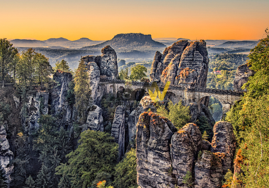 Die Basteibrücke in der sächsischen Schweiz | Die wahrscheinlich am meist fotografierte Brücke. In der Bastei in der sächsischen Schweiz in abendlicher Stimmung. - Realisiert mit Pictrs.com
