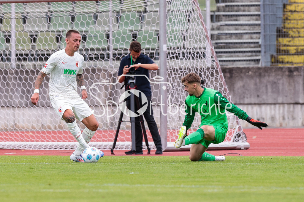 FC Augsburg - TSV Schwaben Augsburg | Phillip TIETZ (FCA #21) scheitert in dieser Sezne an Patrick SANDER (TSV #1)