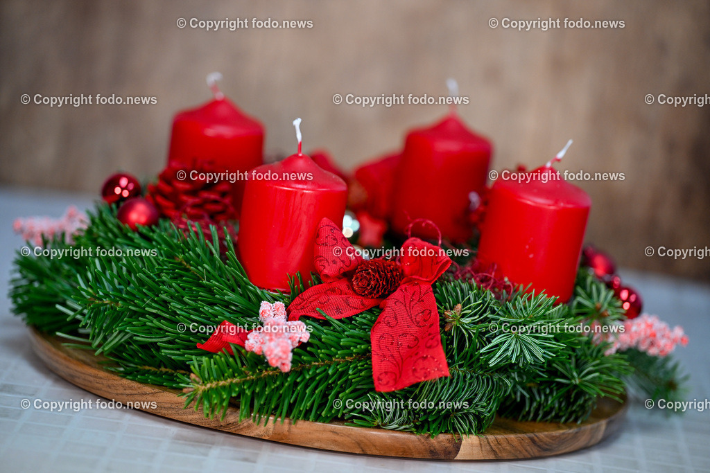 Adventkranz_ 26.11.2024-5 | 26.11.2024, Linz, AUT, Advent, im Bild Adventkranz, Kranz, Kerzen, Weihnachtszeit, Vorweihnachtszeit, Brauchtum, Zweige, Schmuck, besinnlich, froehlich, Winter, Feuer, Flamme, Tradition, Dekoration, Schmuck, schmuecken, dekorieren, festlich, traditionell, festlich, Fest