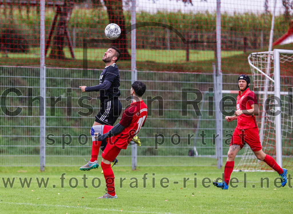 2023-08-27_039_TSV_Steinhoering_gegen_FC_Ebersberg | Steinhöring, Deutschland, 27.08.2023:
Fußball, Kreisklasse 2023 / 2024, 2. Spieltag, TSV Steinhöring gegen FC Ebersberg, Endergebnis: 2:0

Maximilian Mader (TSV Steinhöring, #10), Jan Müller (FC Ebersberg, #11), Marius Ortmann (FC Ebersberg, #3)

Foto: Christian Riedel / fotografie-riedel.net