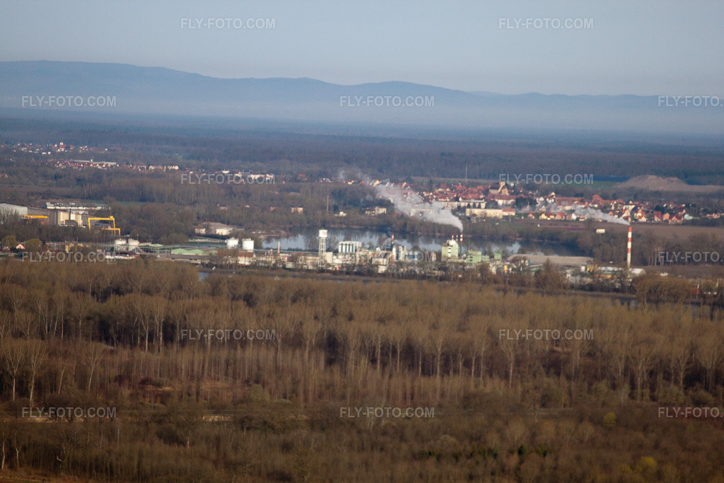 Aerial view: Chemical factory on the other side of the Rhine in Lauterbourg in the state Bas-Rhin, France. – Photo: IMG_25548.jpg taken on 04/02/2010 by Werner Riehm/FLY-FOTO.com – Resolution of the original: 4752 x 3168 px
