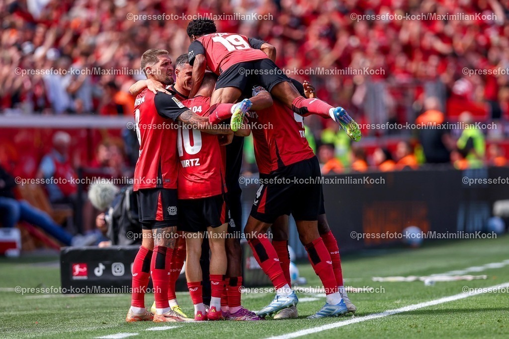 B0411052501019 | 11.05.2025, Fußball, Bayer 04 Leverkusen - Borussia Dortmund, 1. Fußball Bundesliga, 33. Spieltag, BayArena, Saison 2024 2025: Torjubel nach dem Tor zum 1:0 durch Torschütze Jeremie Frimpong (Bayer04 Leverkusen #30) DFB regulations prohibit any use of photographs as image sequences and or quasi-video.