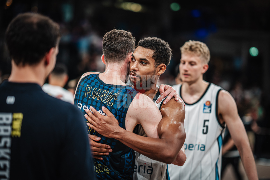 Basketball | Männer | Saison 2024/2025  | easyCredit Basketball Bundesliga | Testspiel | Veolia Towers Hamburg vs. EWE Baskets Oldenburg | 25.08.2024 | v.l. Alen  Pjanic (#35, EWE Baskets Oldenburg) und Kennet Ogbe (#25, Veolia Towers Hamburg) nach dem Spiel